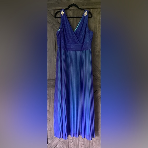 Blue and Aqua Laura Plus iridescent gown with jewel detail, NWOT, sz 18W - Picture 2 of 12